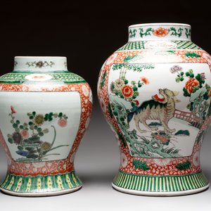 Two Chinese famille verte 'flowers and mythical animals' vases, 19th C. — photo 2