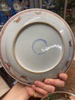 Two Chinese famille verte ‘magpie and prunus’ dishes, Kangxi — photo 12