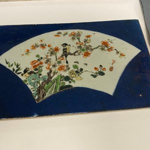 Two Chinese famille verte powder blue-ground plaques, Kangxi — photo 4