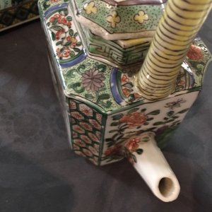 Two Chinese famille verte teapots and cover and an octagonal plate, Kangxi and later — 照片 14