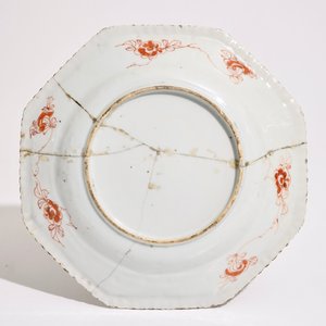 Two Chinese famille verte teapots and cover and an octagonal plate, Kangxi and later — 照片 3