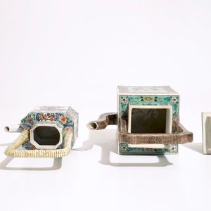 Two Chinese famille verte teapots and cover and an octagonal plate, Kangxi and later — 照片 8
