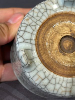 Two Chinese ge-type cylindrical censers with one wooden cover and two stands, Qianlong — 照片 9
