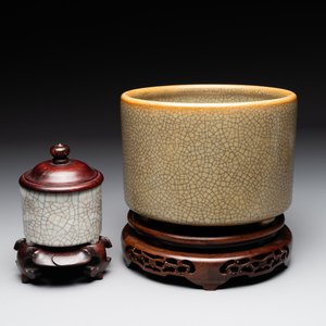 Two Chinese ge-type cylindrical censers with one wooden cover and two stands, Qianlong — 照片 1