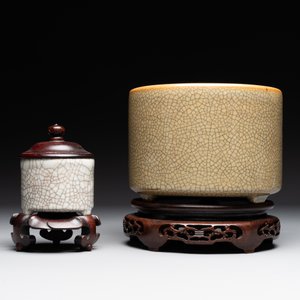 Two Chinese ge-type cylindrical censers with one wooden cover and two stands, Qianlong — 照片 2