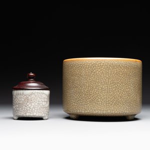 Two Chinese ge-type cylindrical censers with one wooden cover and two stands, Qianlong — 照片 3
