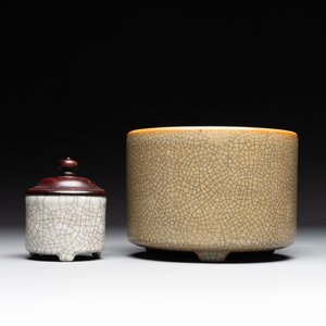 Two Chinese ge-type cylindrical censers with one wooden cover and two stands, Qianlong — 照片 4