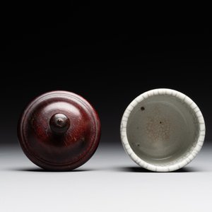Two Chinese ge-type cylindrical censers with one wooden cover and two stands, Qianlong — 照片 7