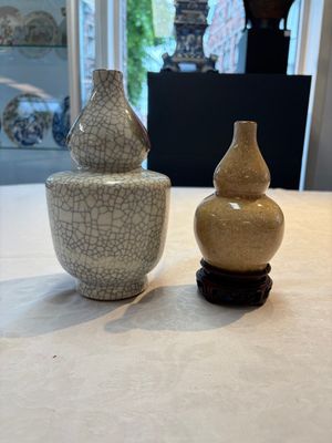 Two Chinese ge-type double-gourd vases, one with a wooden stand, 19/20th C. — foto 1