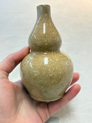 Two Chinese ge-type double-gourd vases, one with a wooden stand, 19/20th C. — foto 11