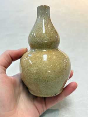Two Chinese ge-type double-gourd vases, one with a wooden stand, 19/20th C. — foto 10