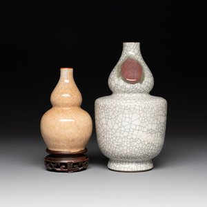 Two Chinese ge-type double-gourd vases, one with a wooden stand, 19/20th C. — foto 1