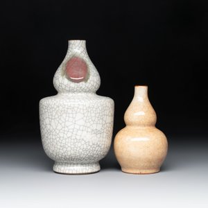 Two Chinese ge-type double-gourd vases, one with a wooden stand, 19/20th C. — foto 3