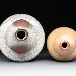 Two Chinese ge-type double-gourd vases, one with a wooden stand, 19/20th C. — foto 5