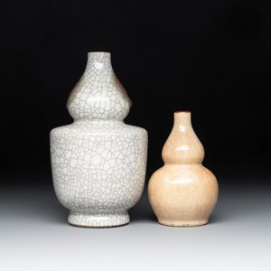 Two Chinese ge-type double-gourd vases, one with a wooden stand, 19th C. — photo 4