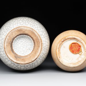Two Chinese ge-type double-gourd vases, one with a wooden stand, 19th C. — photo 6