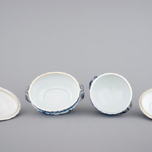Two Chinese gilt, blue and white export porcelain tureens, Qianlong, 18th C. — 照片 7