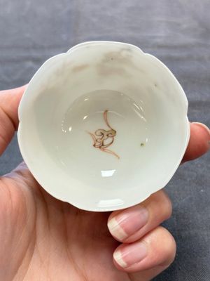 Two Chinese gilt-decorated export cups and saucers, Qianlong — photo 15