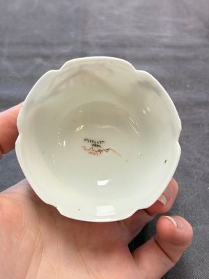 Two Chinese gilt-decorated export cups and saucers, Qianlong — photo 9