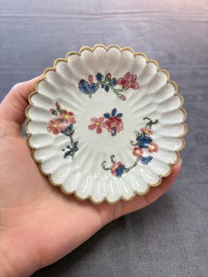 Two Chinese gilt-decorated famille rose cups and saucers with floral design, Qianlong — photo 1