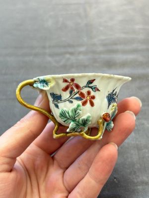 Two Chinese gilt-decorated famille rose cups and saucers with floral design, Qianlong — photo 11