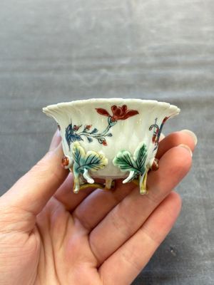 Two Chinese gilt-decorated famille rose cups and saucers with floral design, Qianlong — photo 12