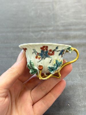 Two Chinese gilt-decorated famille rose cups and saucers with floral design, Qianlong — photo 13