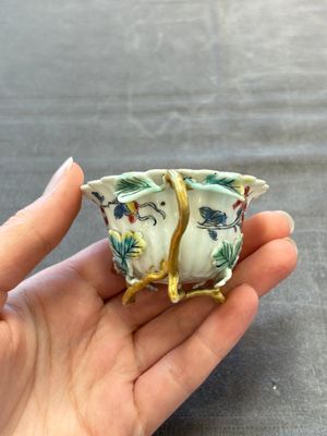 Two Chinese gilt-decorated famille rose cups and saucers with floral design, Qianlong — photo 14