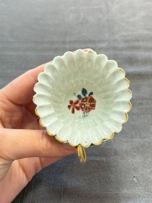 Two Chinese gilt-decorated famille rose cups and saucers with floral design, Qianlong — photo 15