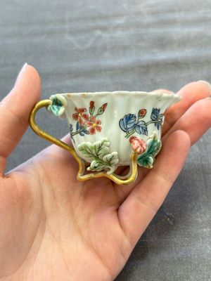 Two Chinese gilt-decorated famille rose cups and saucers with floral design, Qianlong — photo 17