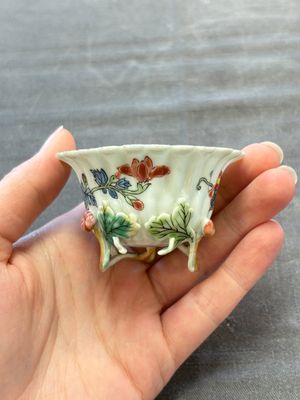 Two Chinese gilt-decorated famille rose cups and saucers with floral design, Qianlong — photo 18