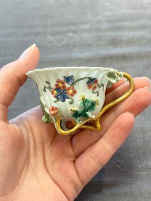 Two Chinese gilt-decorated famille rose cups and saucers with floral design, Qianlong — photo 19