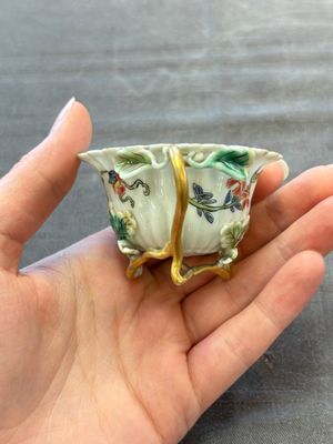Two Chinese gilt-decorated famille rose cups and saucers with floral design, Qianlong — photo 20