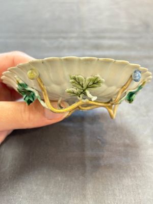 Two Chinese gilt-decorated famille rose cups and saucers with floral design, Qianlong — photo 3