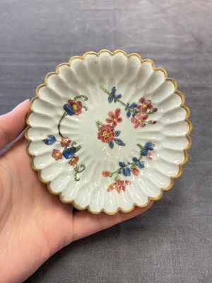 Two Chinese gilt-decorated famille rose cups and saucers with floral design, Qianlong — photo 6