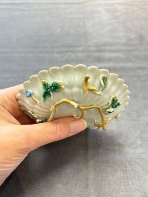 Two Chinese gilt-decorated famille rose cups and saucers with floral design, Qianlong — photo 9