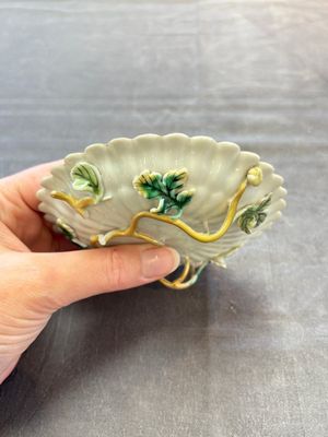 Two Chinese gilt-decorated famille rose cups and saucers with floral design, Qianlong — photo 10