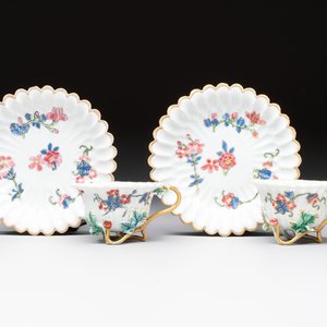 Two Chinese gilt-decorated famille rose cups and saucers with floral design, Qianlong — photo 1