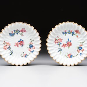 Two Chinese gilt-decorated famille rose cups and saucers with floral design, Qianlong — photo 2