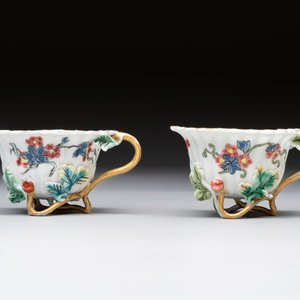 Two Chinese gilt-decorated famille rose cups and saucers with floral design, Qianlong — photo 4