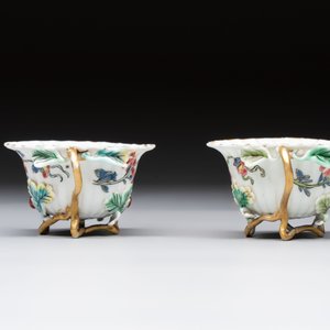 Two Chinese gilt-decorated famille rose cups and saucers with floral design, Qianlong — photo 5
