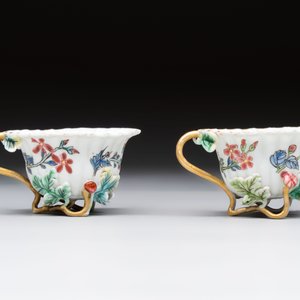 Two Chinese gilt-decorated famille rose cups and saucers with floral design, Qianlong — photo 6