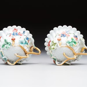Two Chinese gilt-decorated famille rose cups and saucers with floral design, Qianlong — photo 9