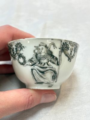 Two Chinese gilt-decorated grisaille cups and saucers for the European market, Qianlong — foto 1