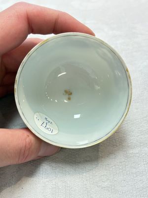 Two Chinese gilt-decorated grisaille cups and saucers for the European market, Qianlong — foto 11