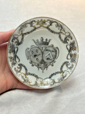 Two Chinese gilt-decorated grisaille cups and saucers for the European market, Qianlong — foto 13