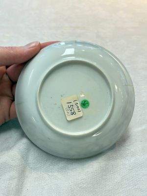 Two Chinese gilt-decorated grisaille cups and saucers for the European market, Qianlong — foto 14
