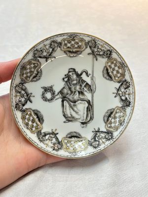 Two Chinese gilt-decorated grisaille cups and saucers for the European market, Qianlong — foto 15