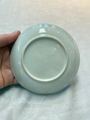 Two Chinese gilt-decorated grisaille cups and saucers for the European market, Qianlong — foto 16
