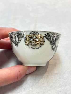 Two Chinese gilt-decorated grisaille cups and saucers for the European market, Qianlong — foto 2